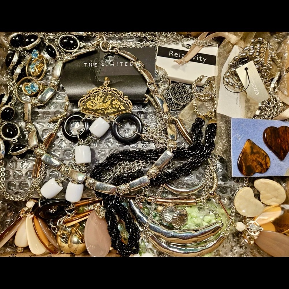 2 LB Wearable Discovery Jewelry Lot | Mixed Metals | Chains Charms Beads + More - Picture 8 of 12